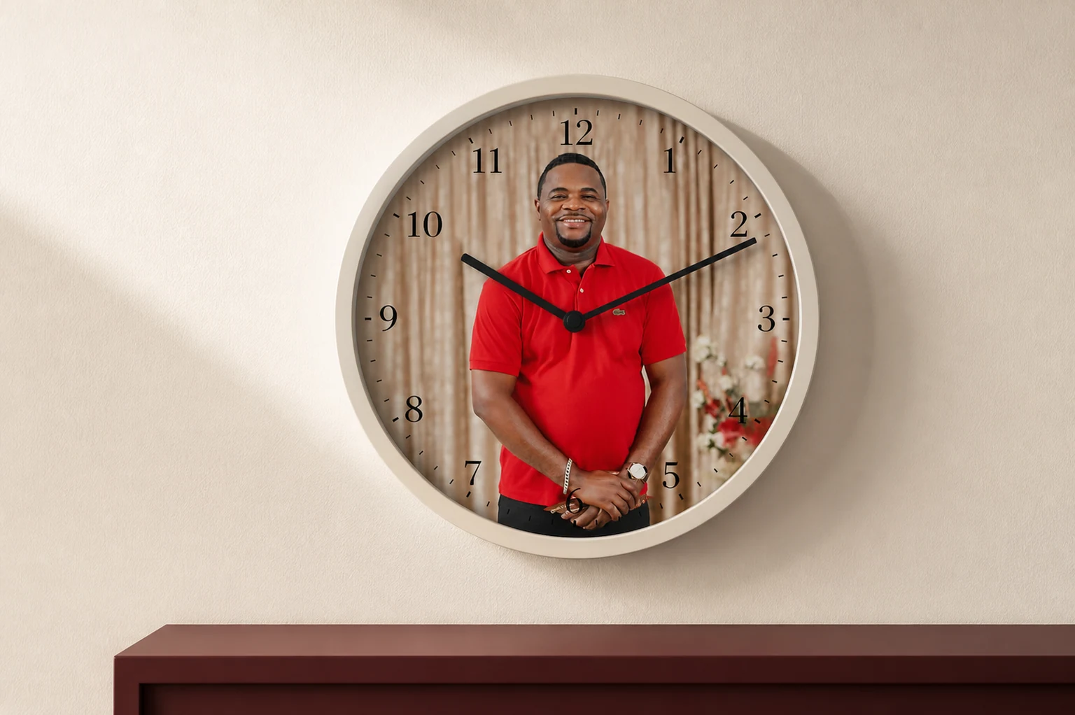 Mise en scène d’une horloge murale personnalisée avec une photographie